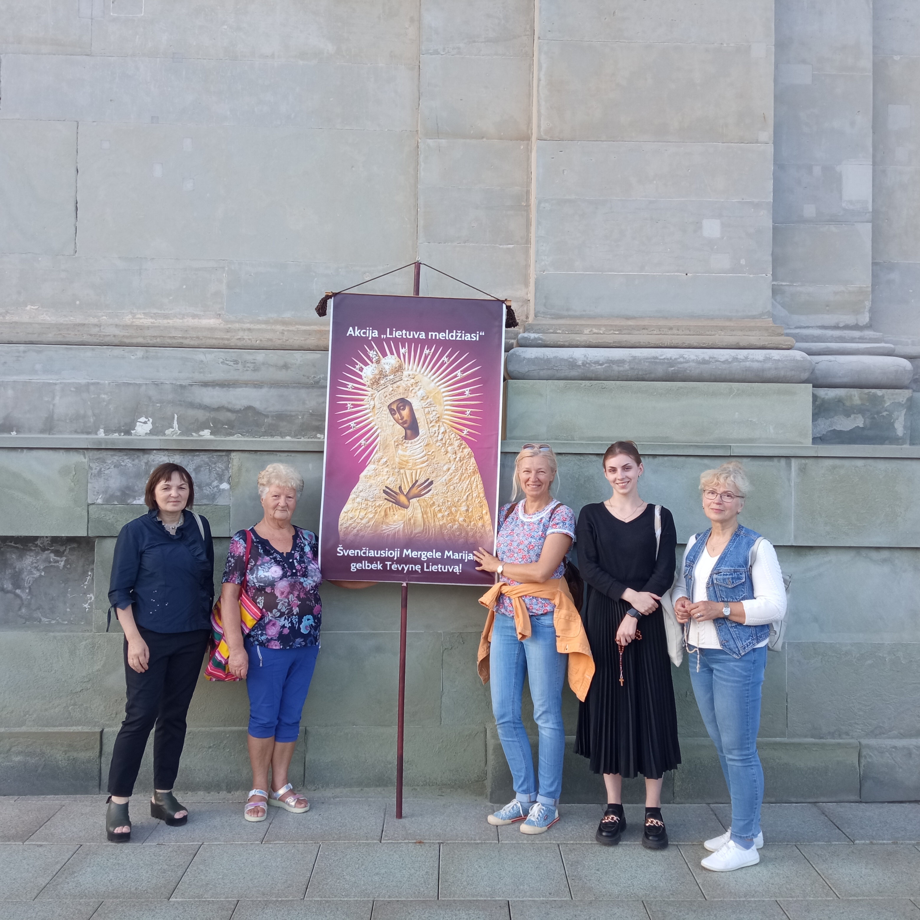 Vilniuje meldėmės penkios. Ėjome nuo Katedros pro muziejų aplink Gedimino kalną ir grįžome prie Šv.Kazimiero koplyčios.
