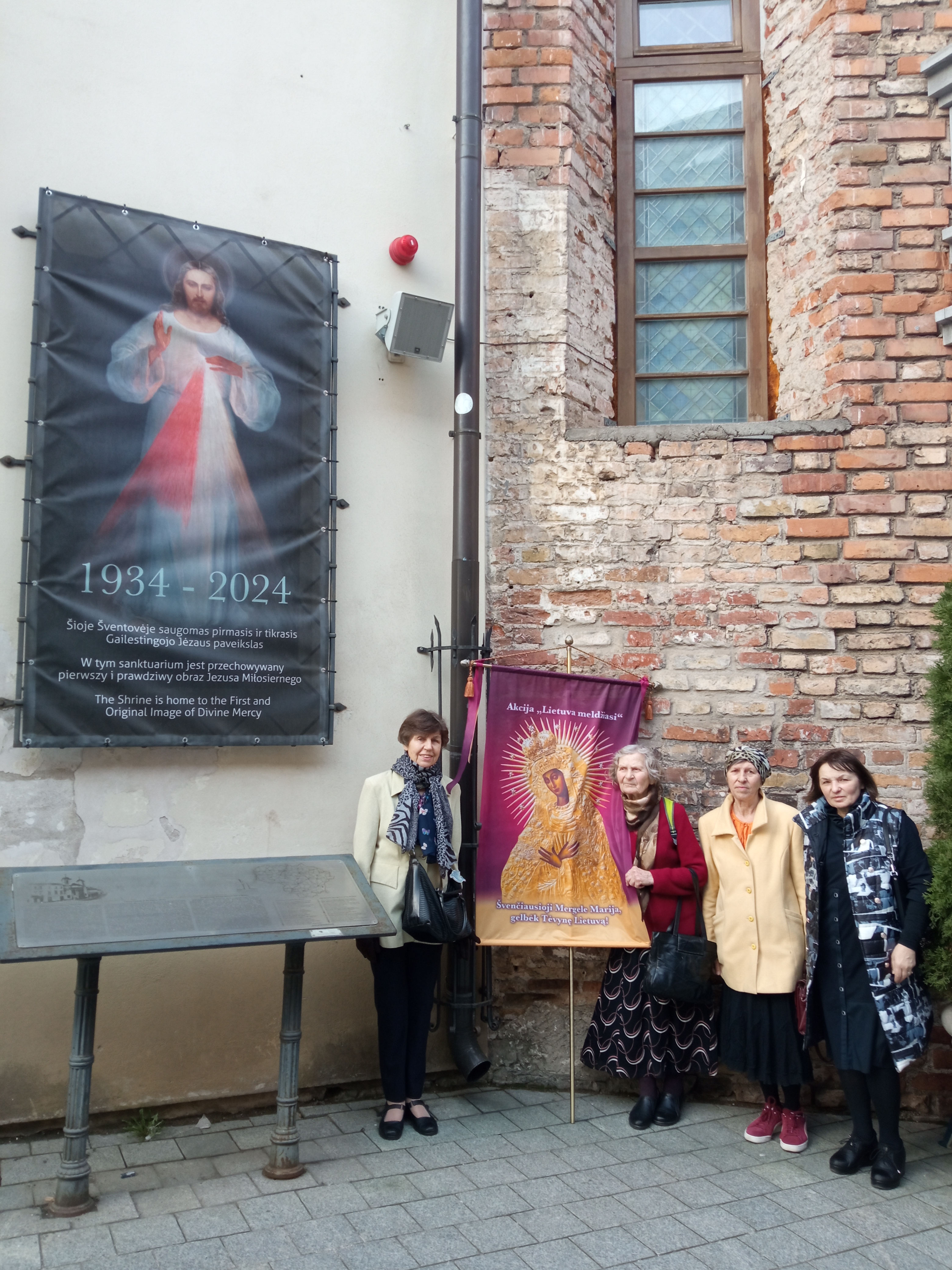 Balandžio 10 d. meldėsi 4 maldininkės
