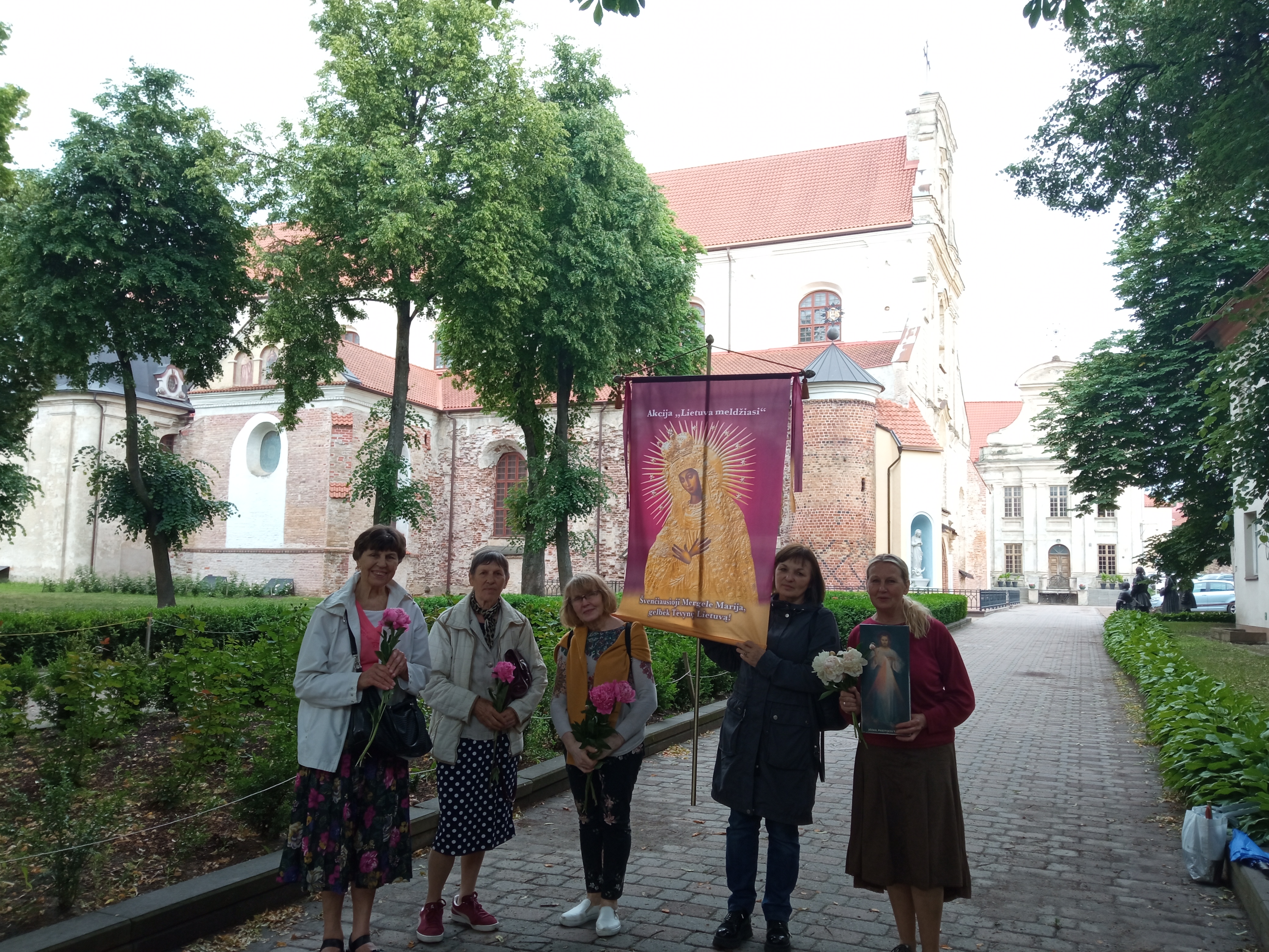 Vilniuje birželio 5d.meldėsi 5 maldininkės
