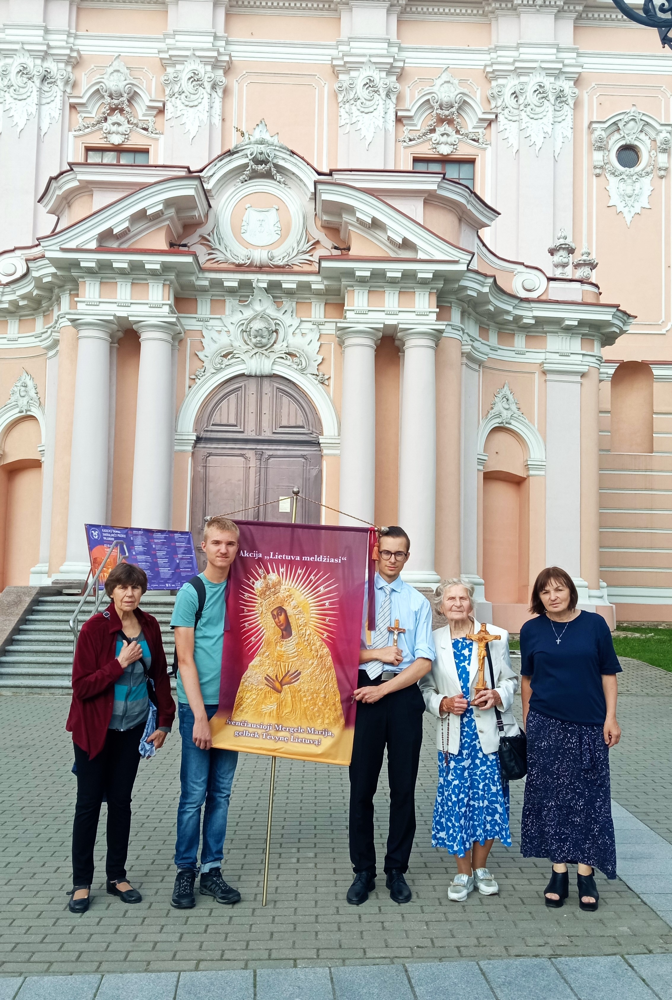 Vilniuje liepos 31 d. meldėsi 5 maldininkai. Einame Pilies gatve.
