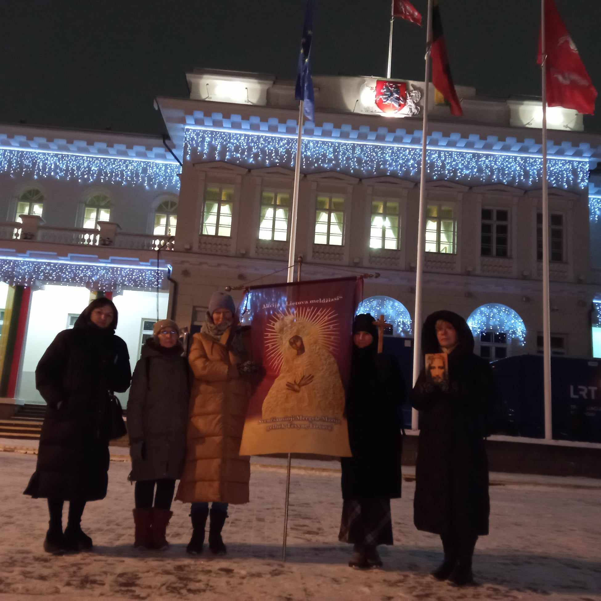 Gruodžio 6 d. Vilniuje meldėsi 5 maldininkai. Nuo katedros ėjome pro prezidentūrą iki Pranciškonų bažnyčios.
