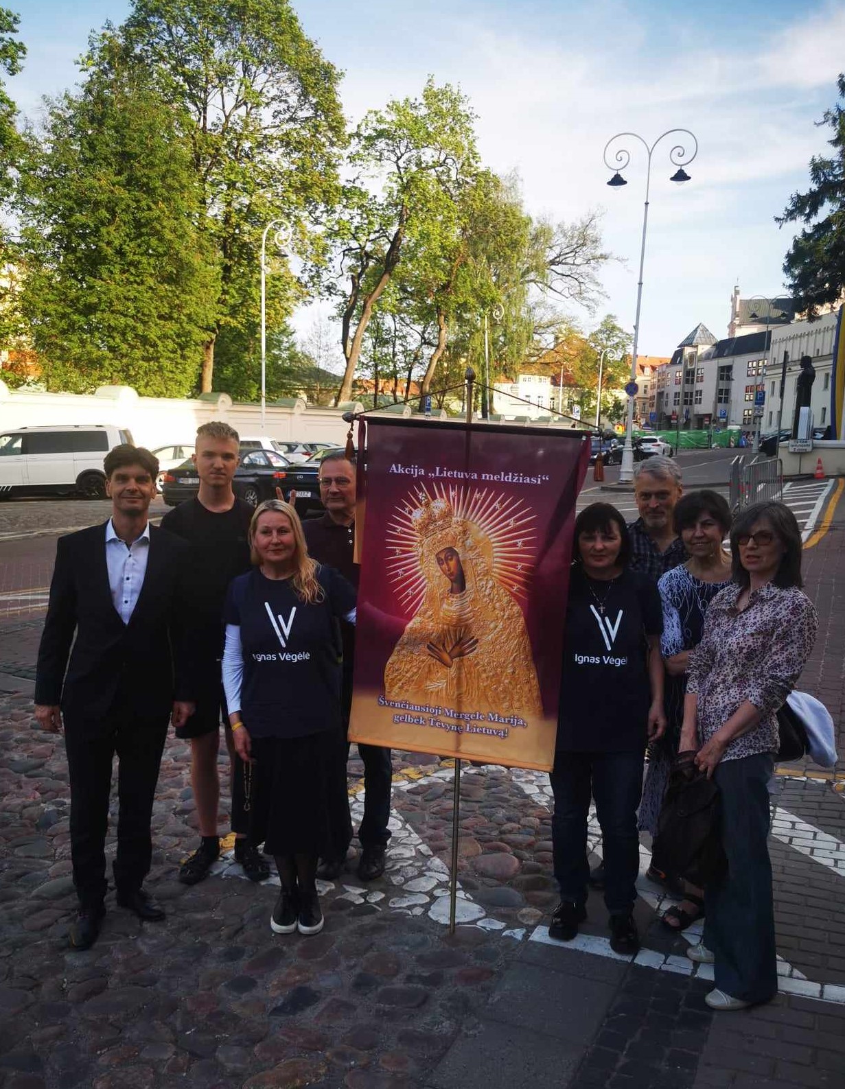 Po renginio su kandidatu į prezidentus Ignu Vėgele pakvietėme jį nusifotografuoti kartu.
Po to 7-iese su malda apėjome prezidentūrą ir nukeliavome iki Pranciškonų bažnyčios.
