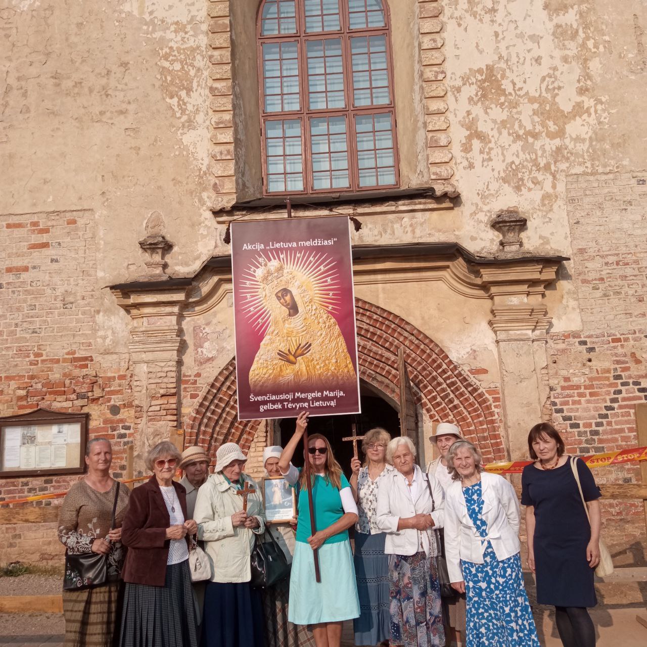 Nuo Katedros atkeliavome iki Pranciškonų bažnyčios. Praeiviai stebėjosi !
