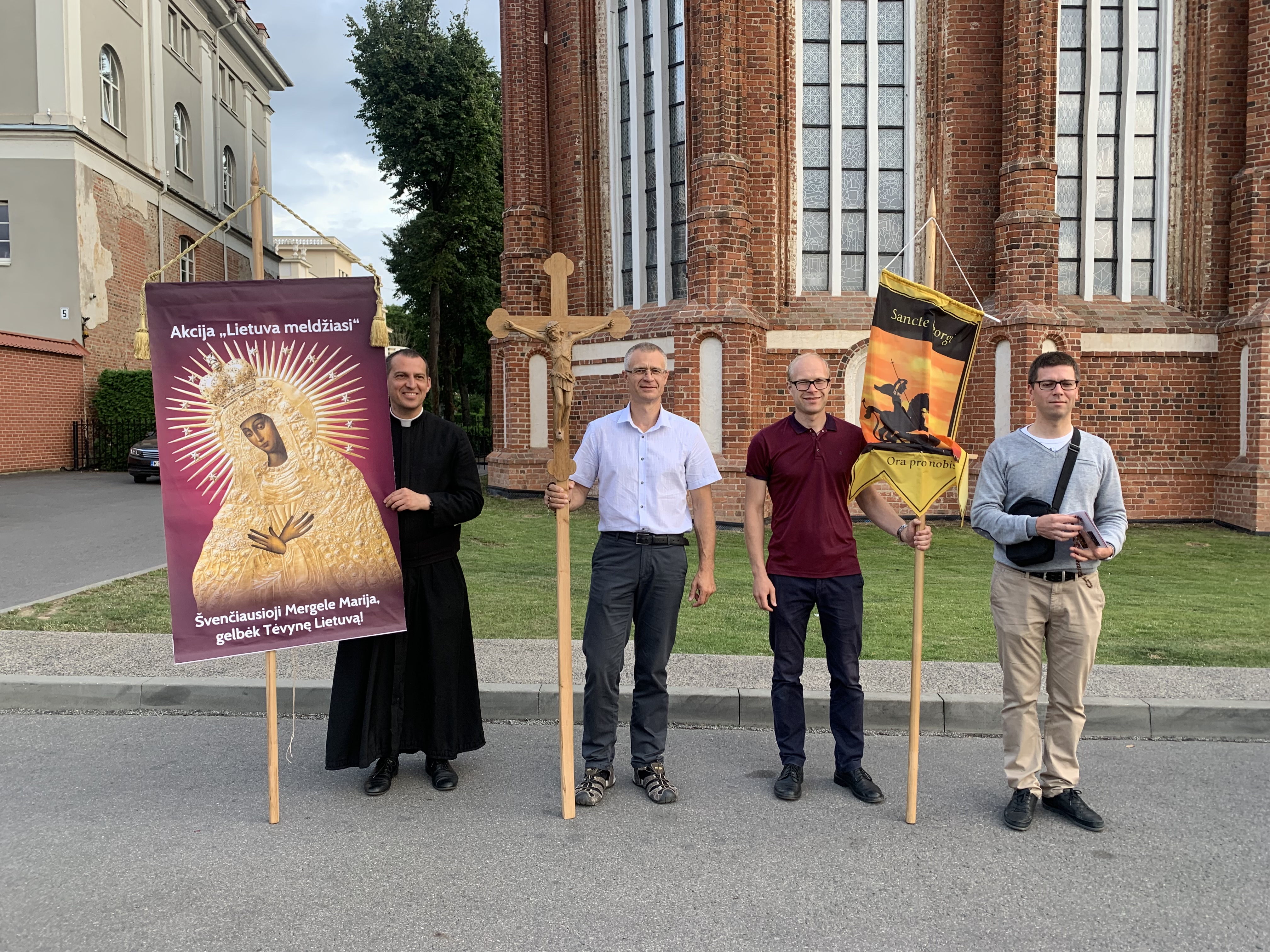 Viena ponia, norėjusi prisijungti, truputį pavėlavo, bet po maldos padarė mums nuotrauką. Šv. Ona, Jėzaus močiute, melski už mus
