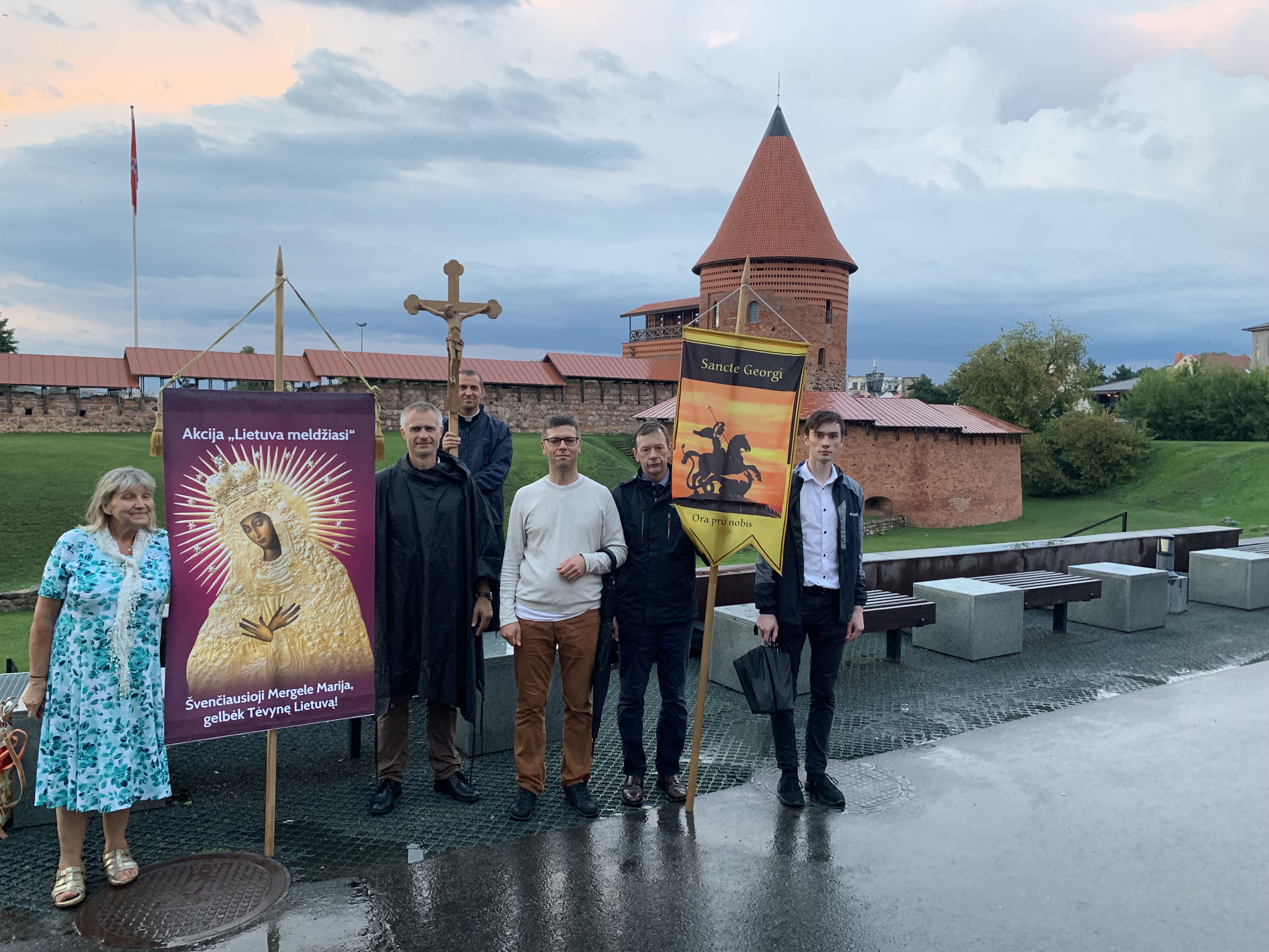 Šiandien mus lydėjo du baltarusiai, o nuo Švc. Sakramento bažnyčios prie mūsų prisijungė viena moteris.
