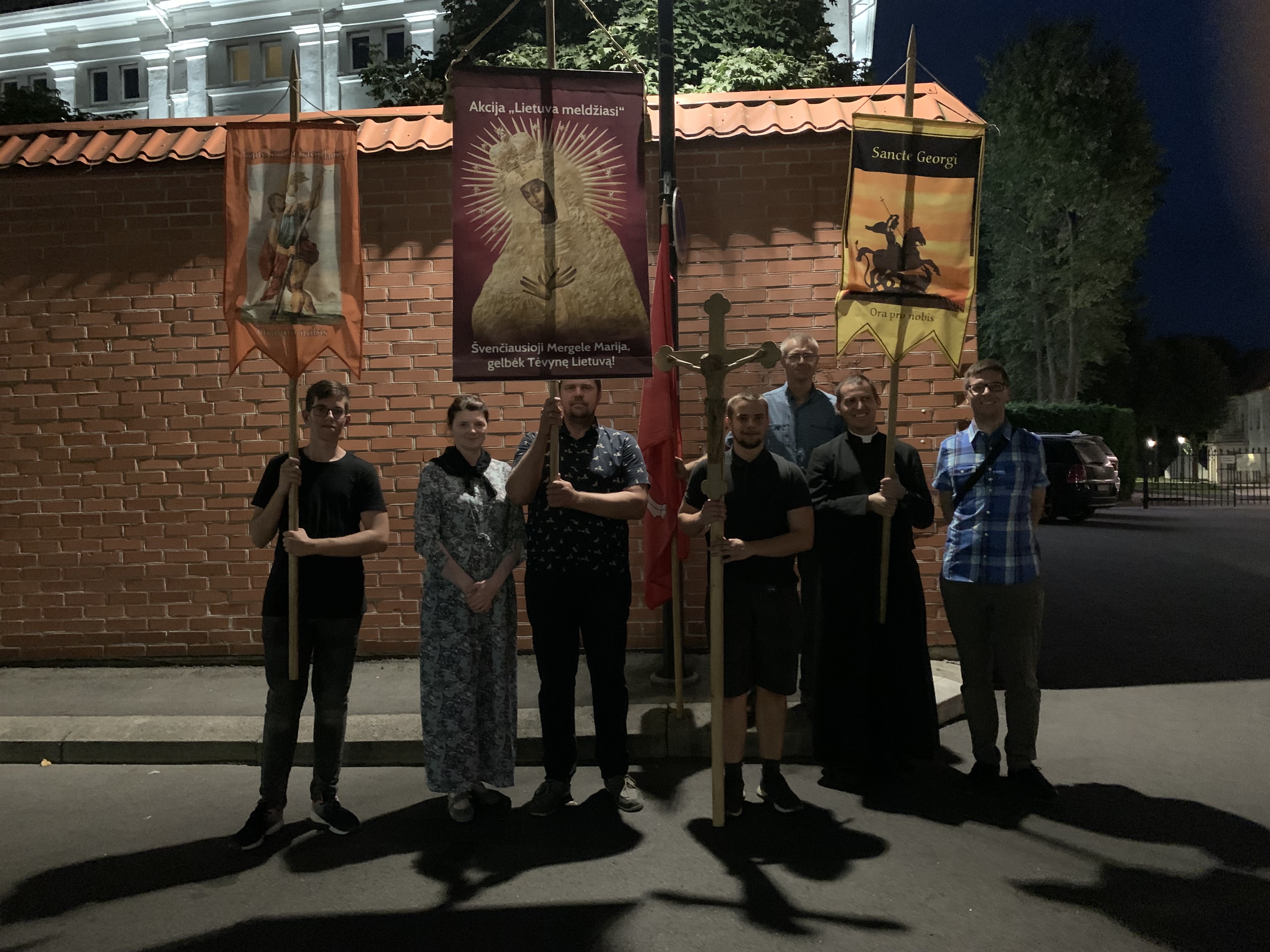 Nuotrauką šiandien mums padarė dvi moterys su mažu vaiku, kurios džiaugėsi, matydamos Mariją, sakė neseniai buvo Šiluvoje. Atsisveikindami vieni kitiems palinkėjom Marijos globos
