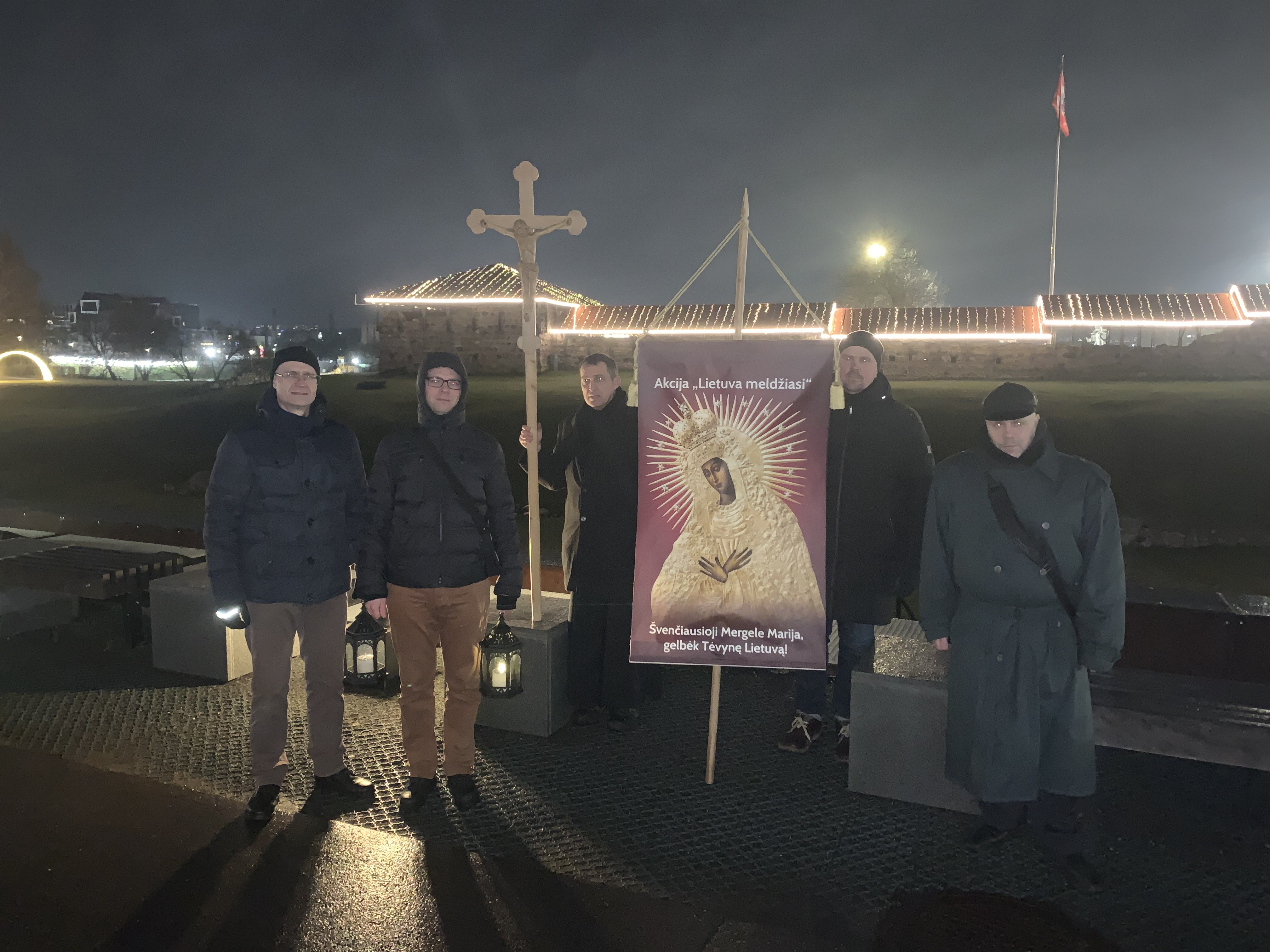 Šiandien, kaip įprasta, praeivio paprašius, kad padarytų mums nuotrauką, pasirodė, kad tai Kauno arkivyskupas Kęstutis Kėvalas. Priklaupę pabučiavom jam žiedą. Maloniai su mumis pakalbėjo, palaikė. Sakėsi buvo beeinąs iš kirpyklos namo, po sunkios dienos, o mūsų rožančius jam buvo palaikymas.
