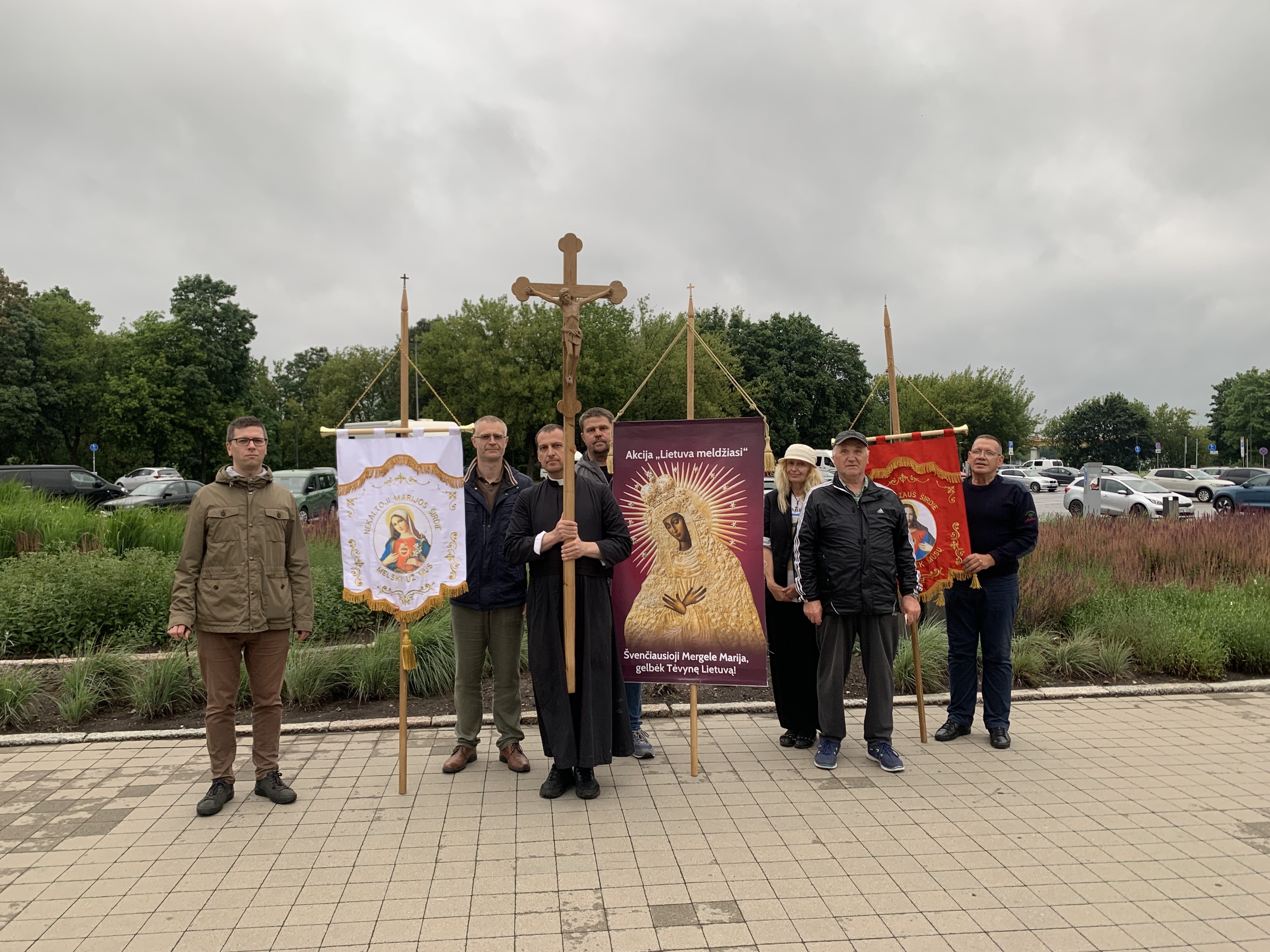 Dėkojame Dievui
Buvo melstasi skausmingosios paslaptys
