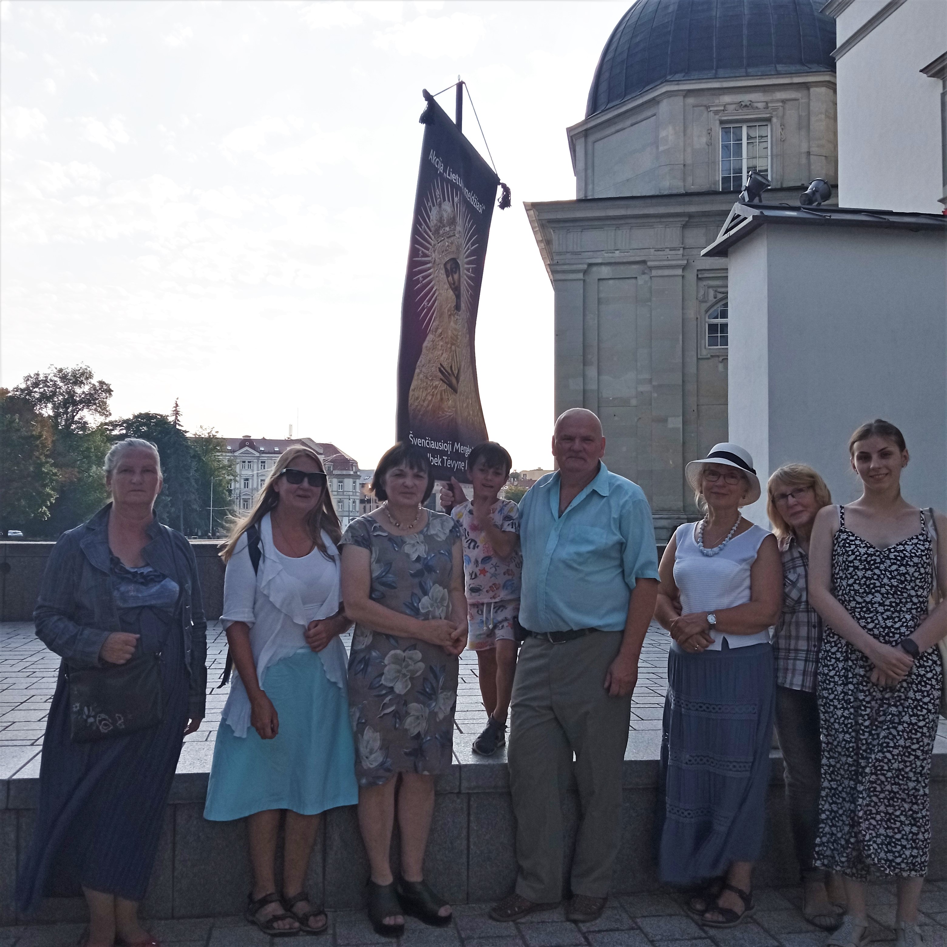 Vilniuje rugpjūčio 16d. meldėsi 7 maldininkai. Ėjome apie katedrą, Gedimino kalną.
