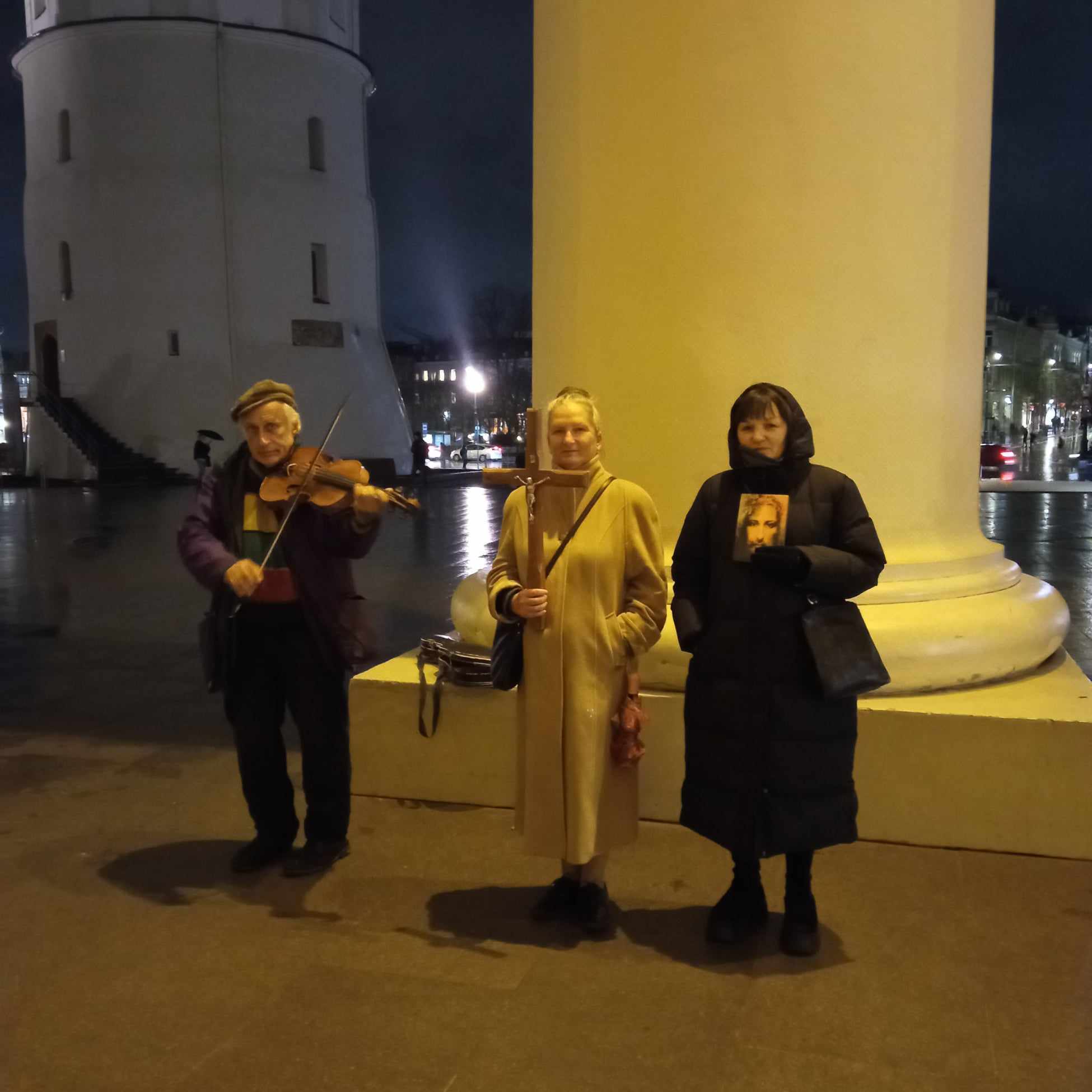 Lapkričio 15 d. meldėsi 2 žmonės, maldai pritarė smuikininkas.
