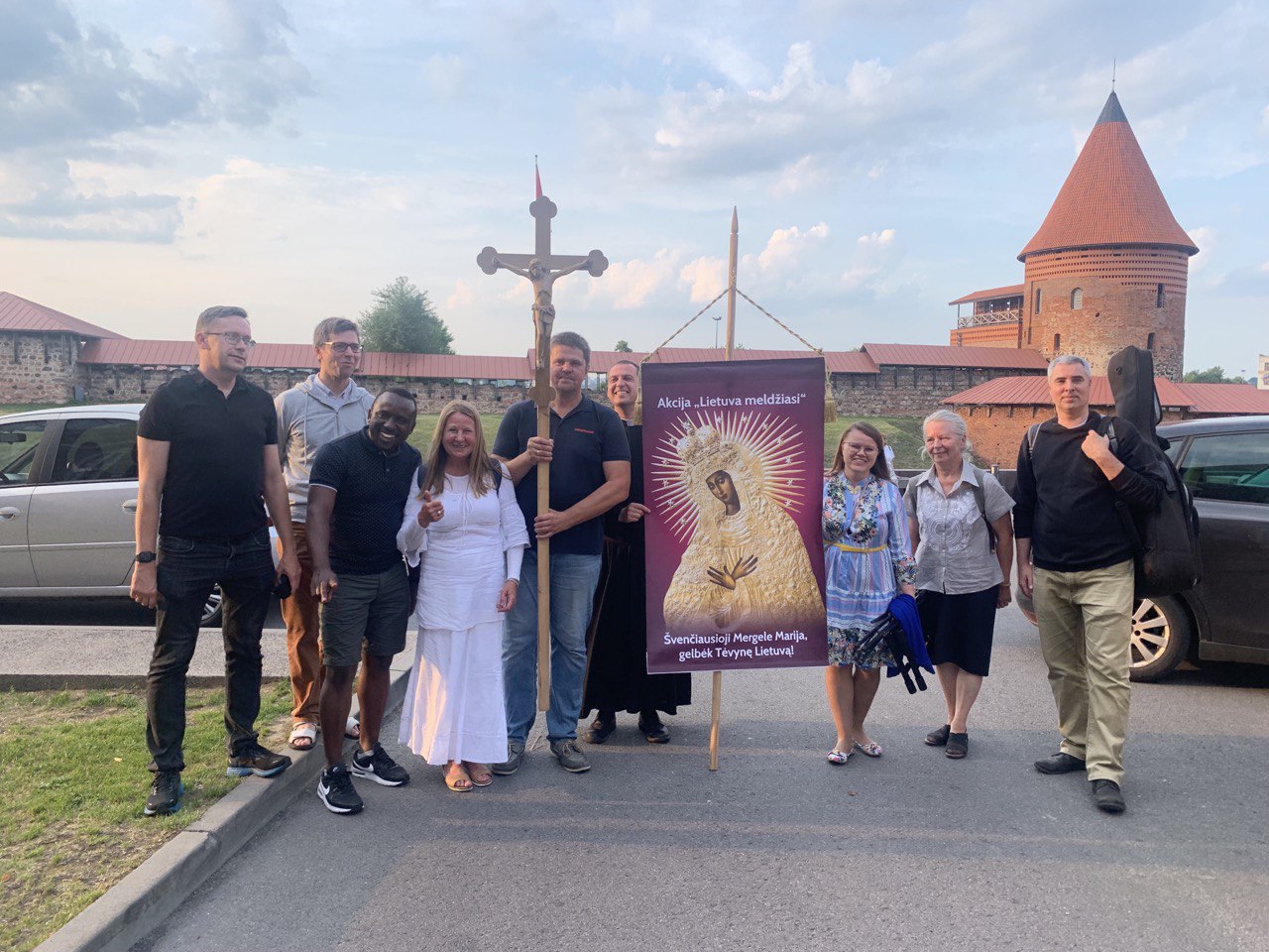 Pabaigoje prisijungė keletas Viešpaties Angelui. Ir tada dar žmonių prisijungė nuotraukai. Taip kad neaišku kiek maldininkų reiktų užskaityt
