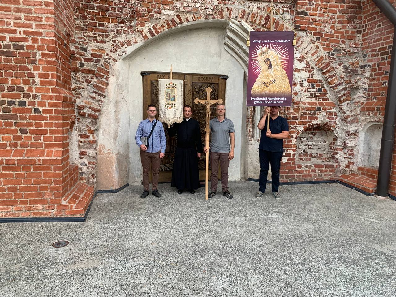 Meldėmės už Lietuvą prieš nedorus paradus bei įstatymus. Šįkart giedant "Gloria Patri" triukšmaudamas pradėjo trukdyt vienas jaunuolis, bandydamas būti garsesnis negu maldininkai. Pabaigus giesmę, meldėmės toliau, jis nustojo šaipytis, viskas baigėsi be fizinio konflikto.
