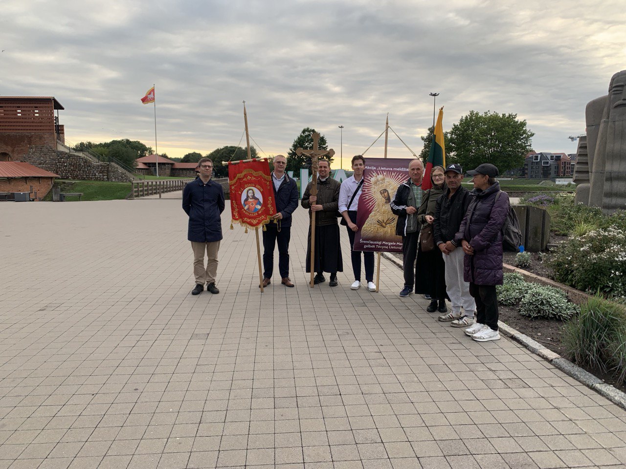 Šįsyk į nuotrauką pateko mūsų fotografai: žmonės, kurie laimės ieško ne ten, kur ją galima būtų rasti, t.y. degtinėje
