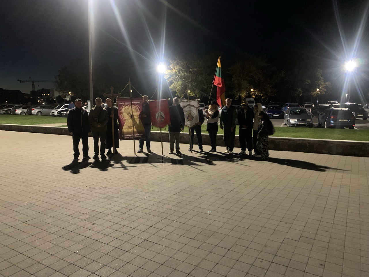 Nuo pusiaukelės prie mūsų procesijos prisijungė trys jauni krikščionys iš Indijos
